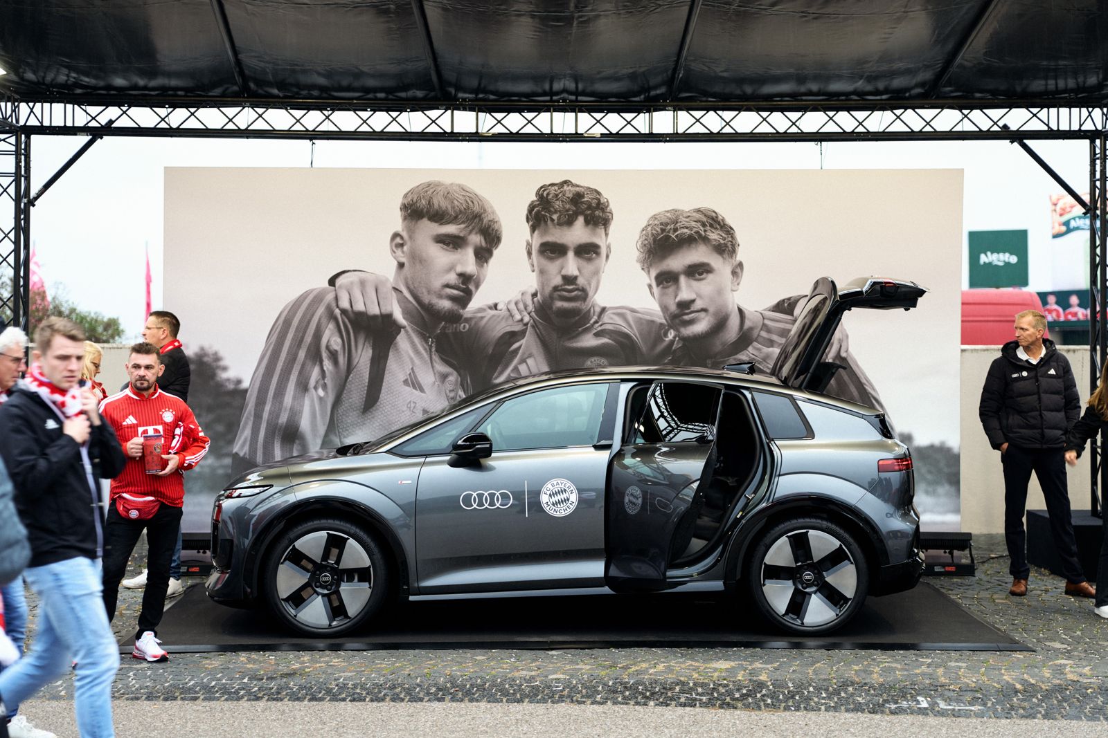 Audi-Stand am Matchday: A2 e-tron vor der Youngsters-Kampagne, Fans im Vordergrund