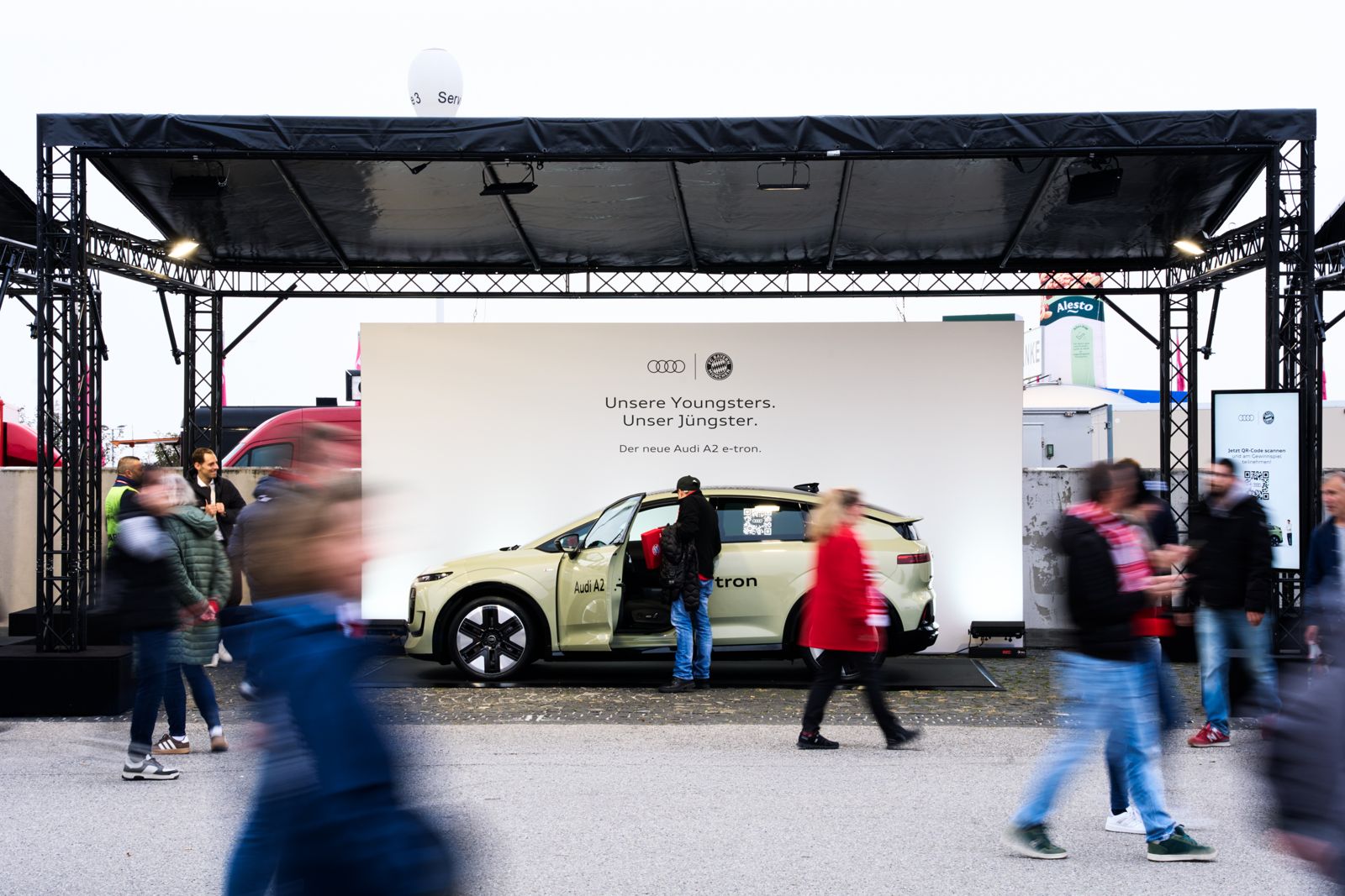 Audi-Stand mit Fan-Challenge-Stele, Besucher am Matchday