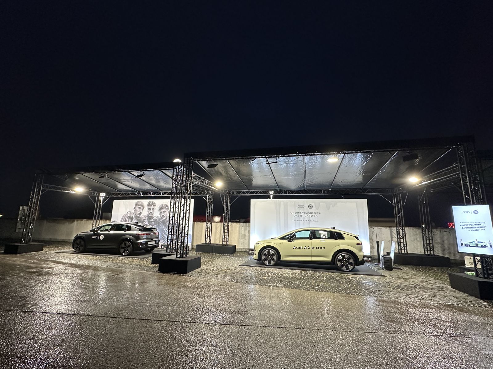 Audi-Stand bei Nacht vor der Allianz Arena