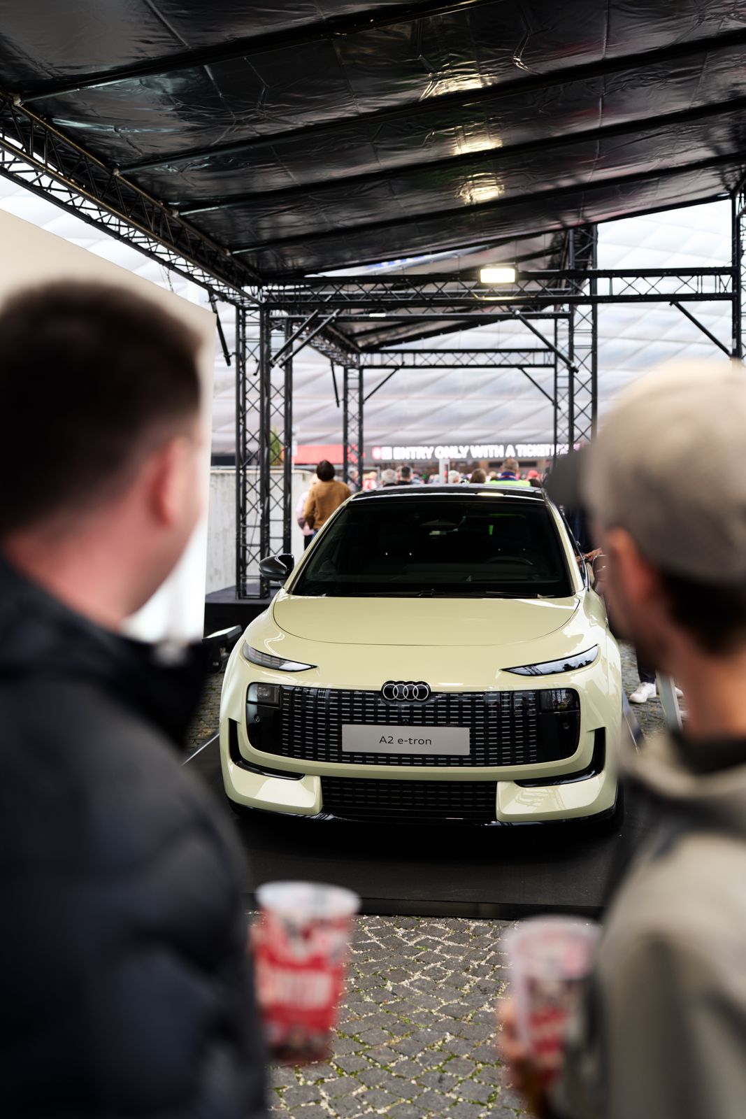Fans vor dem Audi A2 e-tron auf dem Stand