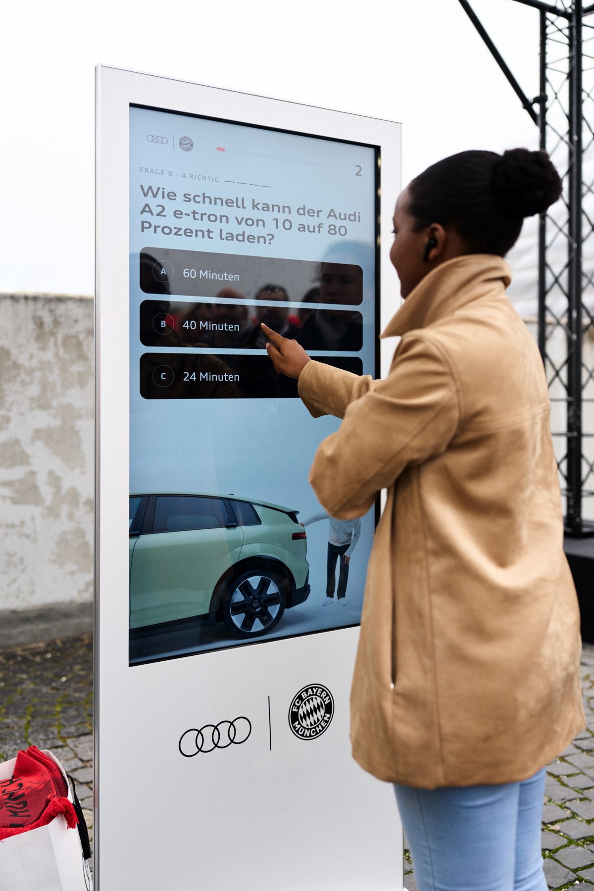 Fan beantwortet eine Audi-Frage auf der Touch-Stele