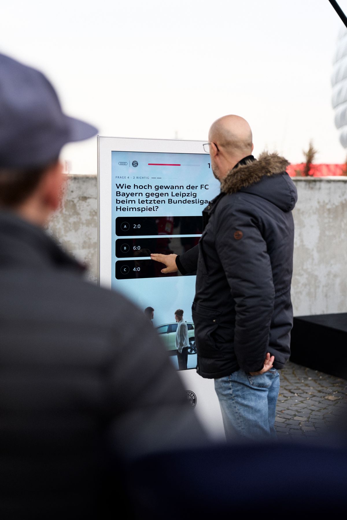 Fan tippt eine Antwort auf der Audi × FC Bayern Stele