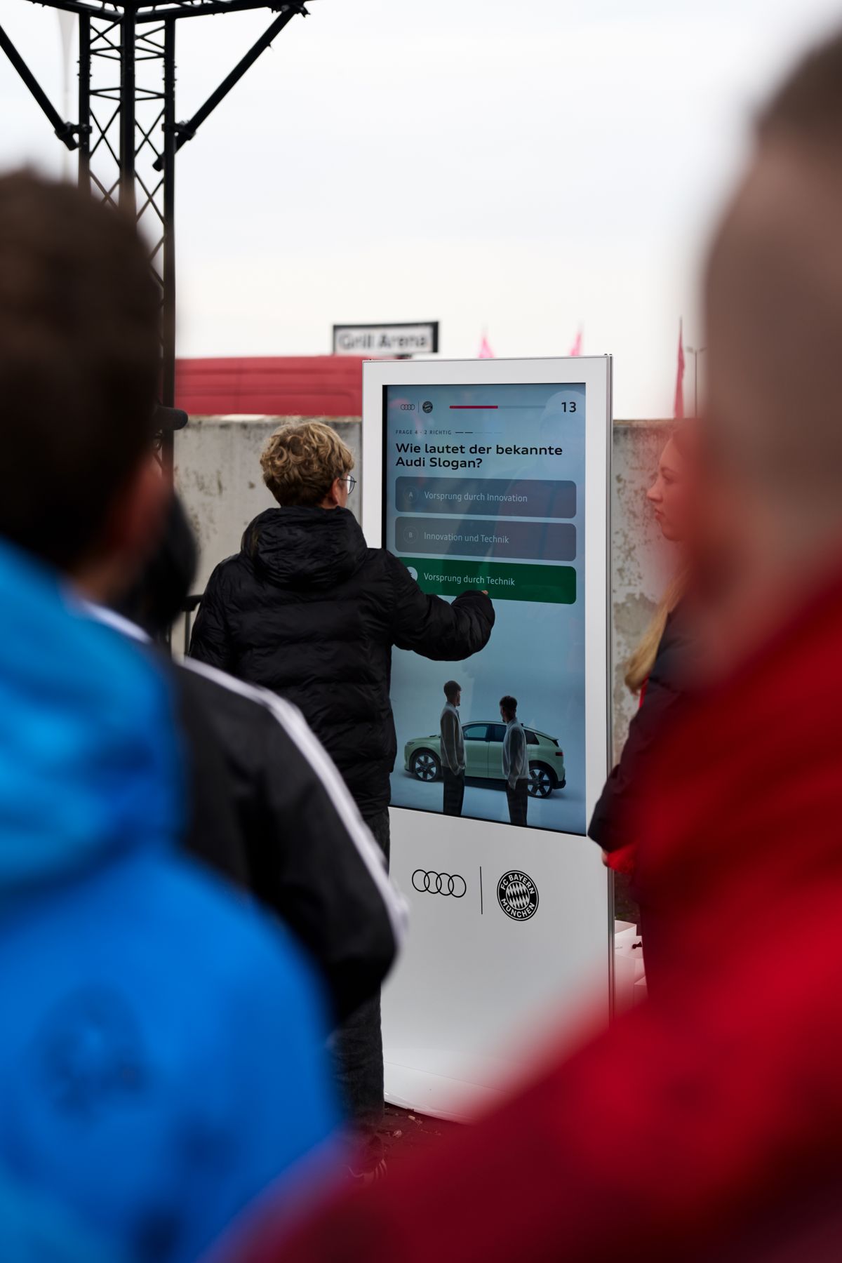 Junge Fans spielen die Fan-Challenge am Stand