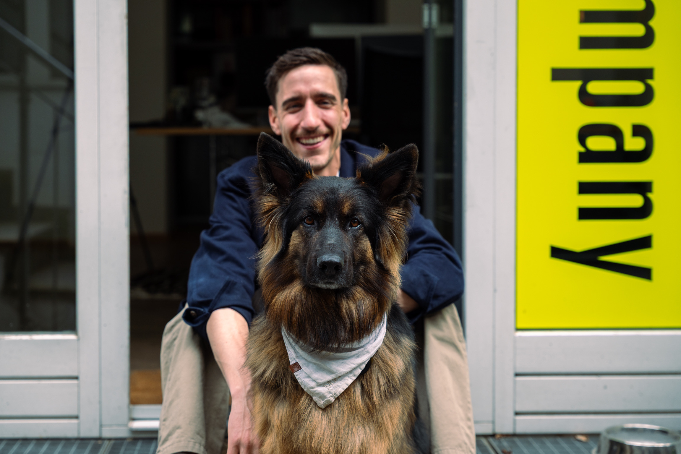 Kilian Lenz mit Marly vor dem Studio