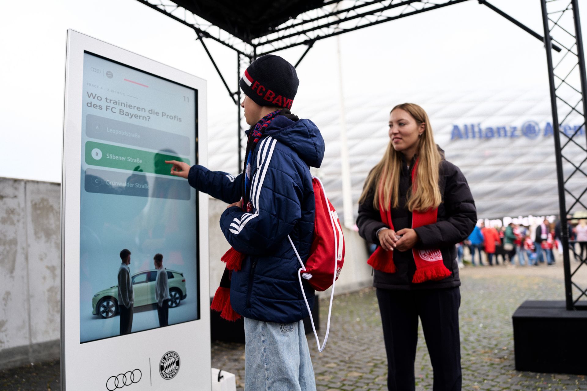 Audi × FC Bayern Fan-Challenge — Touch-Stele mit Quiz vor der Allianz Arena